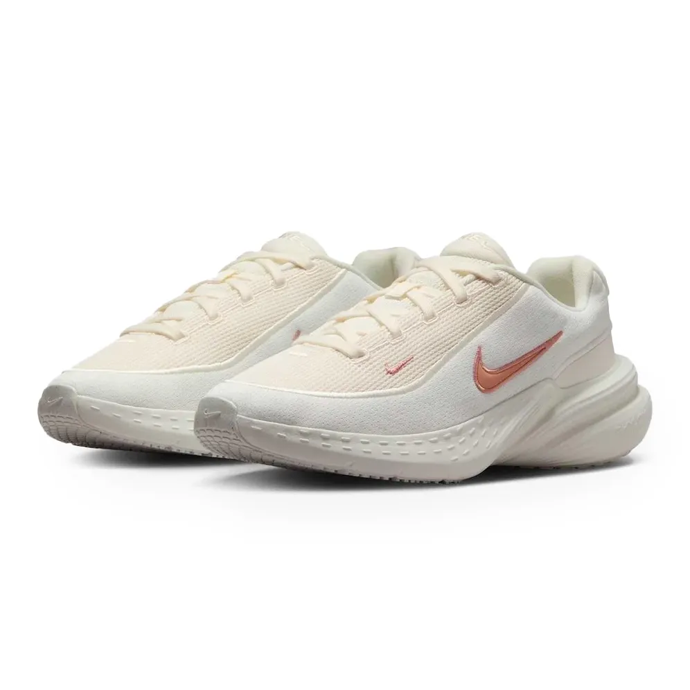 Tênis Nike Uplift SC feminino branco, vista superior mostrando cadarços e detalhes internos